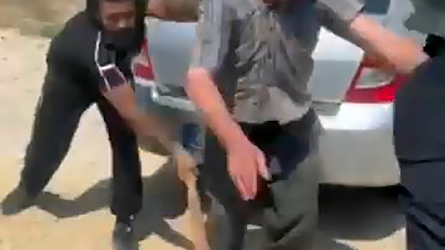 Gençleri dövüp serbest kalan şüpheli, mahalledeki başka bir kişiyi de darbetmiş