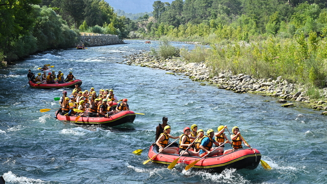 Adrenalin tutkunları Köprüçay'da rafting heyecanı yaşıyor