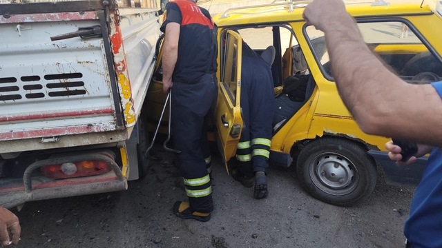 Kamyonetin altına giren otomobilde sıkışan sürücüyü itfaiye çıkardı