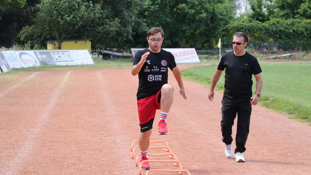 Down sendromlu milli atlet Emirhan Akçakoca'nın hedefi ikinci kez Avrupa şampiyonluğu