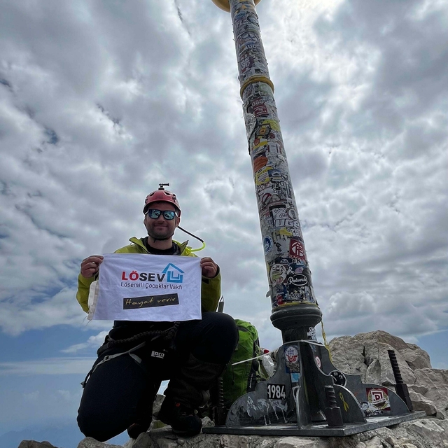 İzmirli dağcı, LÖSEV flamasını Almanya'nın zirvesine taşıdı