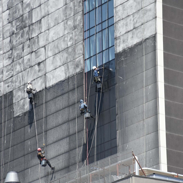 İzmir'deki plastik fabrikasının deposunda çıkan yangının hasarı gün aydınla...