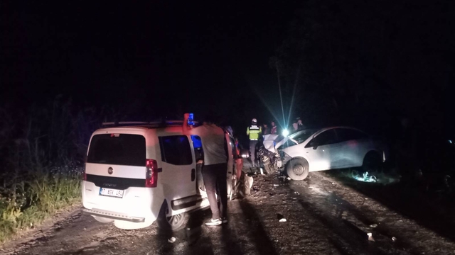 Çanakkale'de iki otomobilin çarpıştığı kazada 1 sürücü ağır yaralandı