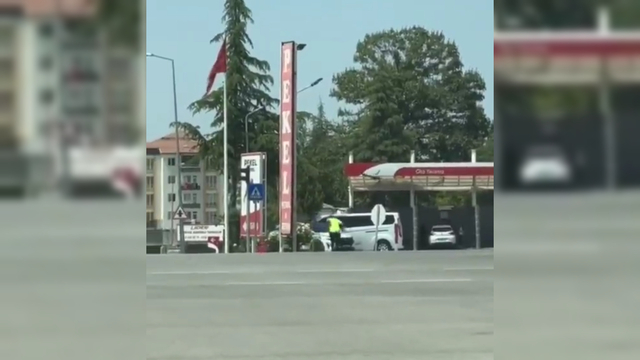 Kargaların saldırısına uğrayan trafik polisi zor anlar yaşadı