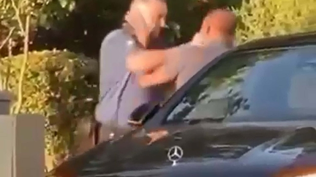 Biri polis memuru, 2 sürücünün yumruklu kavgası kamerada