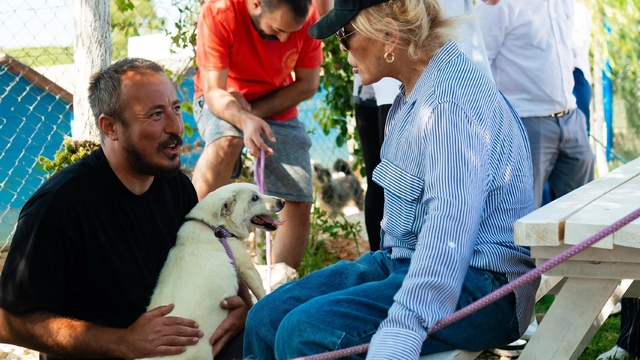 Ajda Pekkan'dan HEPAD'a ziyaret; hayvanseverlere sahiplenme çağrısında bulundu