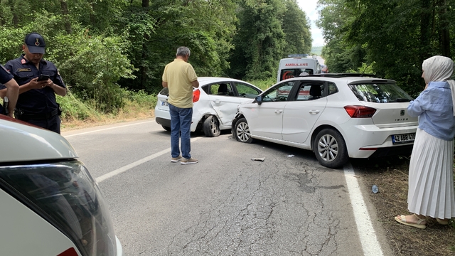 Kocaeli'de iki otomobilin çarpıştığı kazada 6 kişi yaralandı