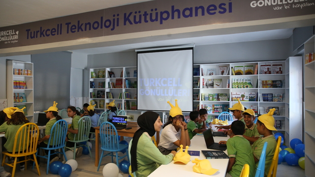 Hatay'da kırsal mahalledeki okulun kütüphanesini Turkcell Gönüllüleri yeniledi