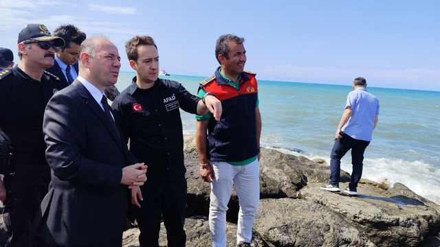 Denizde boğulma tehlikesi geçiren baba kurtarıldı, oğlu kayboldu (2)