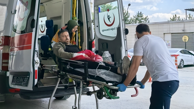 Ağaç keserken motorlu testere ile elinden yaralandı