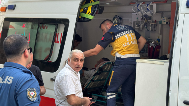 Bursa'da yolda yürürken bıçaklı saldırıya uğrayan kişi yaralandı