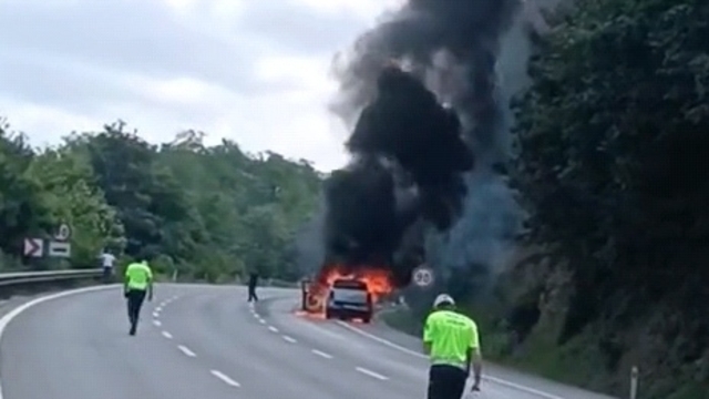 Seyir halindeyken alev alan kamyonet kullanılamaz hale geldi