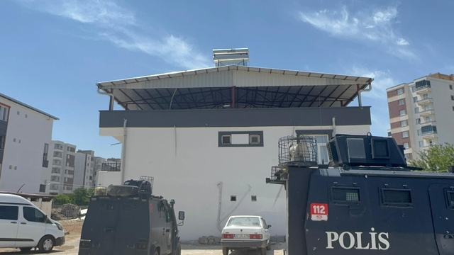 Tartıştığı babasını başına çekiçle vurarak ağır yaralayan oğlu tutuklandı