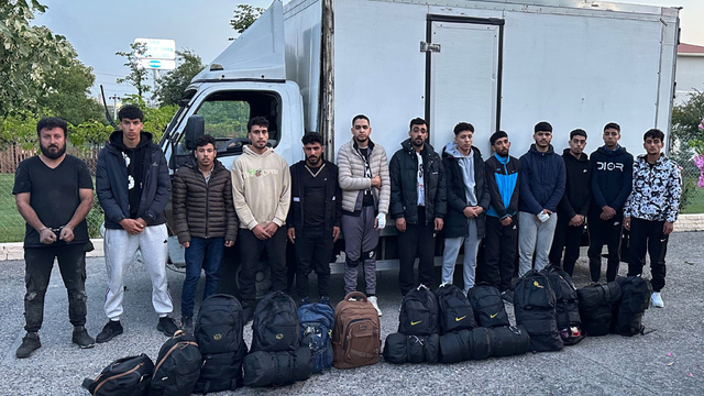 Tekirdağ'da kapalı kasa kamyonda 13 düzensiz göçmen yakalandı