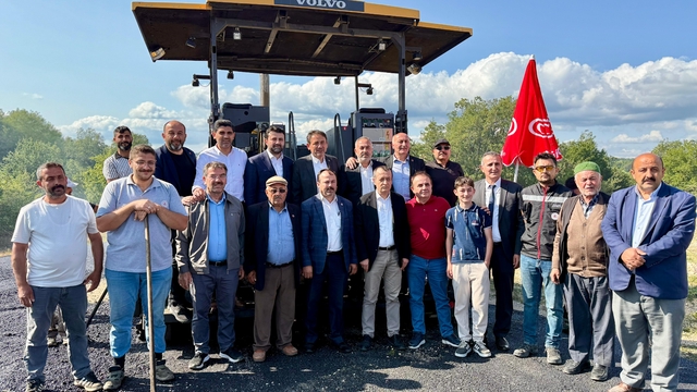 Karabük'te köy yollarına sıcak asfalt serimi sürüyor