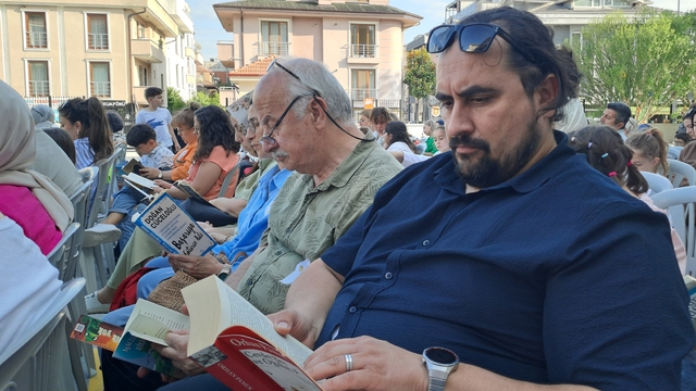 Adapazarı'nda farkındalık için aileler çocuklarıyla kitap okudu