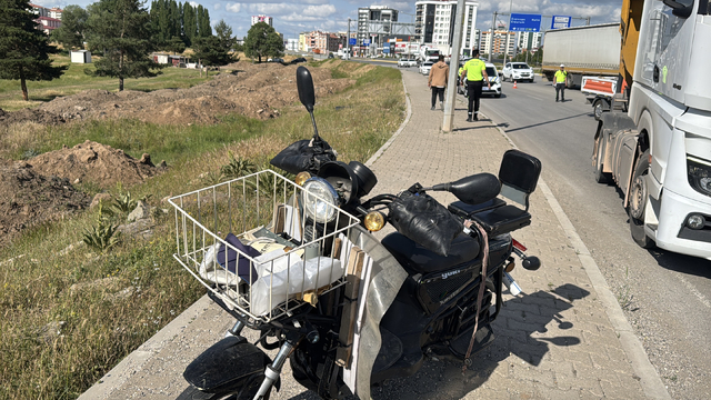 Sivas'ta tırla çarpışan elektrikli bisikletin sürücüsü yaralandı