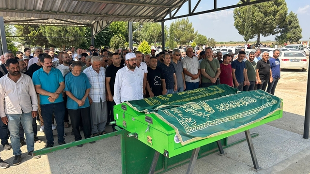 Adana'da, sulama kanalına düşen kamyonette baba ve 2 kızı hayatını kaybetti (4)