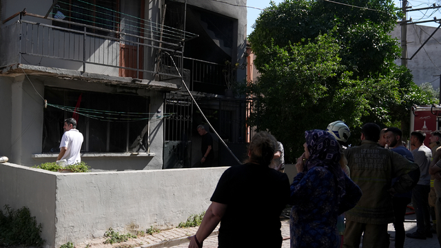 İzmir'de apartman dairesinde çıkan yangın söndürüldü