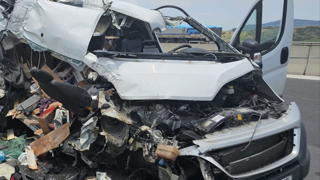 Karavan, otoyolda kamyona çarptı; 1 ölü, 1 yaralı