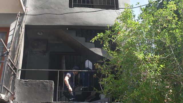 İzmir'de 3 katlı binada yangın paniği; Defne'yi mahalleli kurtardı
