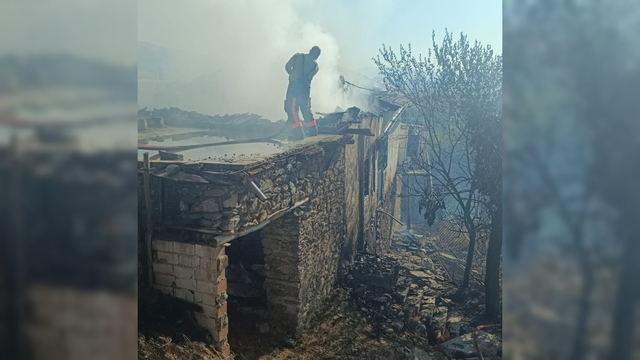 Malatya'da ot yangınında alevler ağır hasarlı evlere sıçradı (2)
