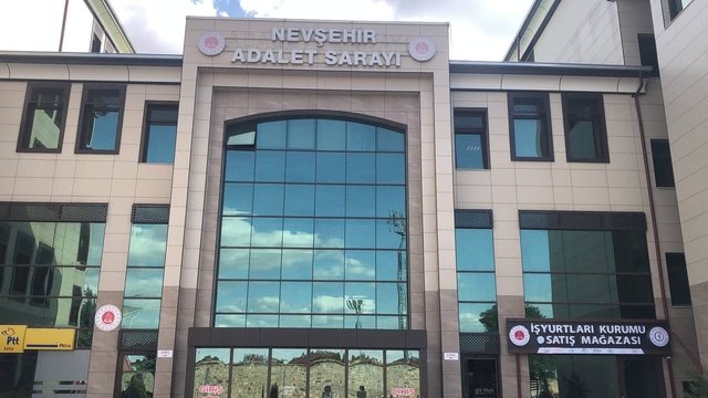 Nevşehir'de aynı daireleri farklı kişilere sattıkları öne sürülen 3 sanığın yargılanmasına başlandı