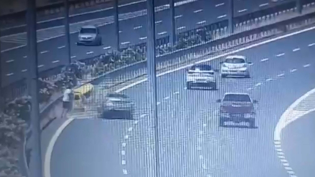 Otomobilin taksiyle çarpıştığı kaza kamerada: 1 ölü