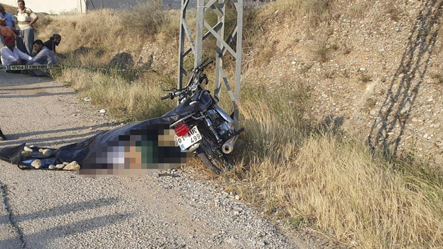 Adana'da elektrik direğine çarpan motosikletin sürücüsü öldü