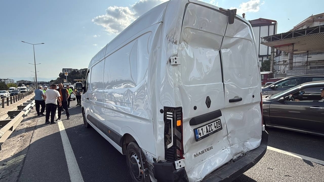 D-100 kara yolunun Kocaeli kesimindeki trafik kazası ulaşımı aksattı