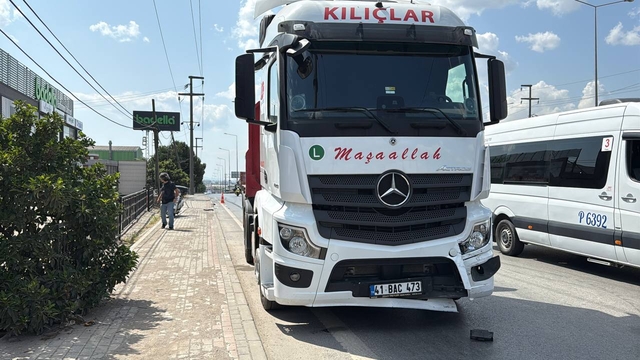 Kocaeli'de devrilen otomobildeki yolcu yaralandı