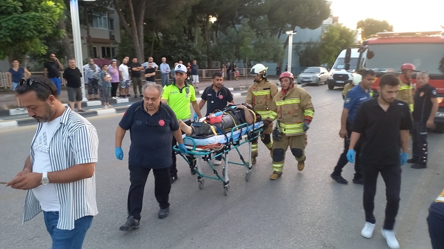 Manisa'da ağaca çarpan otomobilin sürücüsü ağır yaralandı