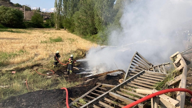 Kırıkkale'de şarampole devrilen tır yandı
