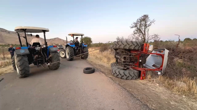 Batman'da devrilen traktör kurtarıldı