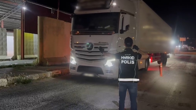 Bitlis'te salça paketleri arasında uyuşturucu çıktı