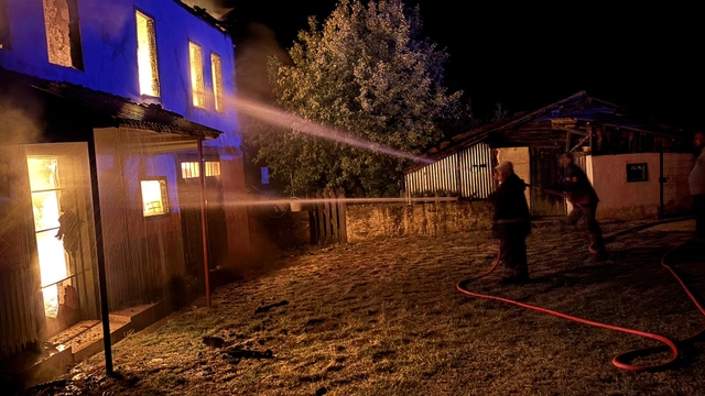 Karabük'te 2 katlı müstakil ev yandı