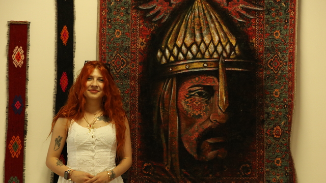 Annesinin sergisi için devlet büyükleri ve hayvan figürlerini halı üzerine çizdi