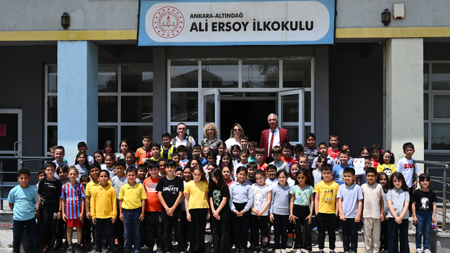 Minik öğrenciler "Askıda Oyuncak-Kıyafet Sergisi"yle örnek olmak istiyor