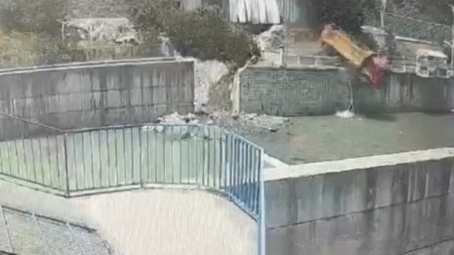 Oto yıkamacıya getirilen kamyon, dereye düştü; o anlar kamerada