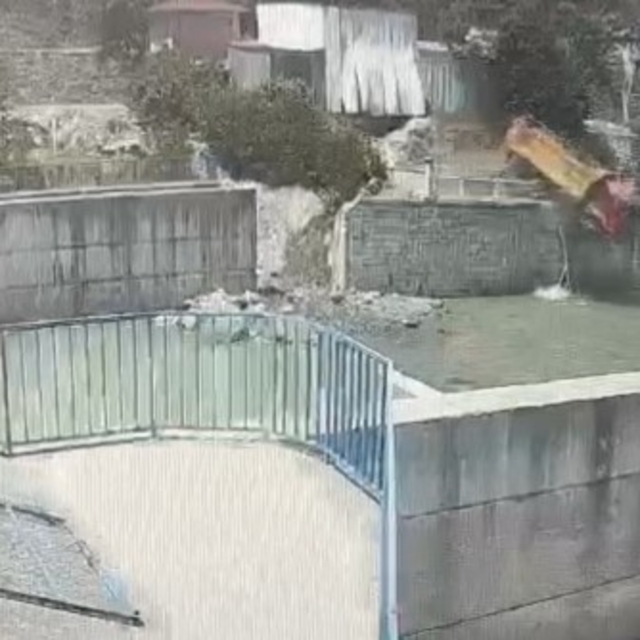 Oto yıkamacıya getirilen kamyon, dereye düştü; o anlar kamerada