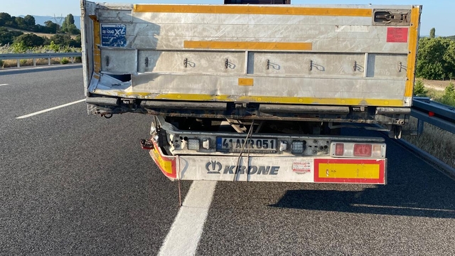 Balıkesir'de tıra çarpan otomobildeki 2 kişi öldü, 2 kişi yaralandı