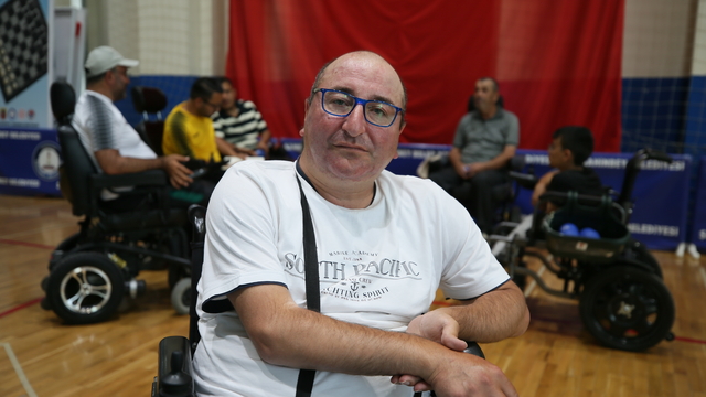 Kurucu başkanı olduğu dernekte kendisi gibi engellilerin yardımına koşuyor
