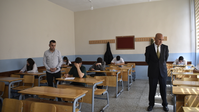 Bitlis'te 37 yıllık öğretmen, öğrencileriyle aynı okulda görev yapıyor