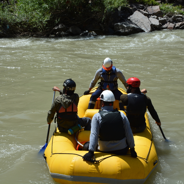 Hakkari'de ekipler, Zap Suyu'nu botla geçerek mezradaki elektrik arızasını...