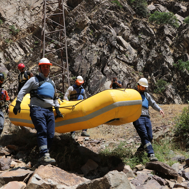 Zap Vadisi'ndeki elektrik arızasına rafting botu ile müdahale