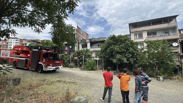 Samsun'da evde çıkan yangında 3 kişi dumandan etkilendi