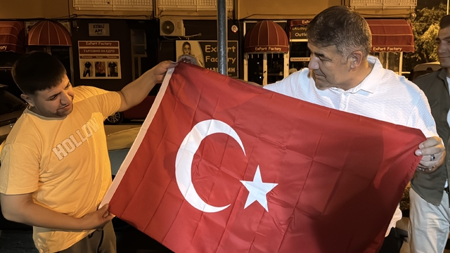 Edirne Emniyet Müdürü Karaburun, talepte bulunan esnafa Türk bayrağı hediye etti