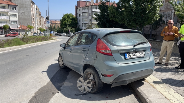 Eskişehir'de 3 araca çarpan cipin sürücüsü yaralandı