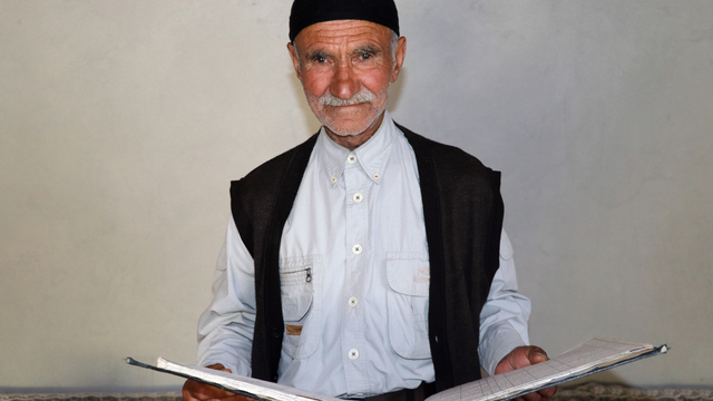 Askerde okuma yazma öğrenen Ağrılı Ali dede, 60 yıldır şiir yazıp günlük tutuyor