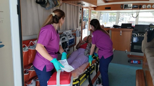 Leros Adası açıklarında parmağı kopan kadın, deniz ambulansıyla Bodrum'a getirildi